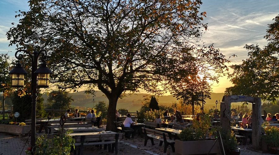 Sonnenuntergang im Biergarten
