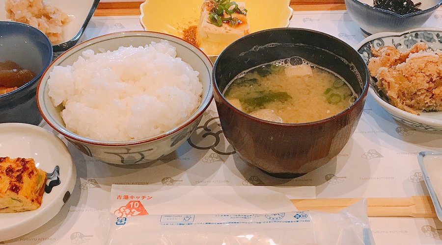10枚のお皿にたくさんのおかずが用意されているランチセット！
