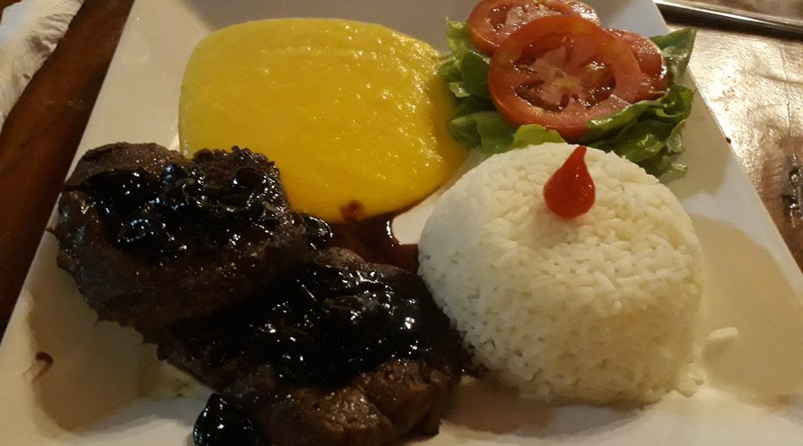 Filé mignon com molho de jabuticaba