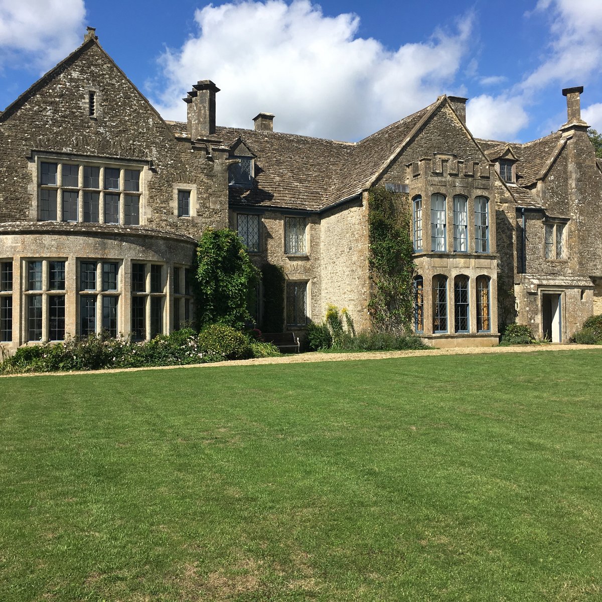 chavenage-house-tetbury-all-you-need-to-know-before-you-go