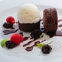 Torta caprese con gelato alla vaniglia e cremoso al cioccolato e lamponi