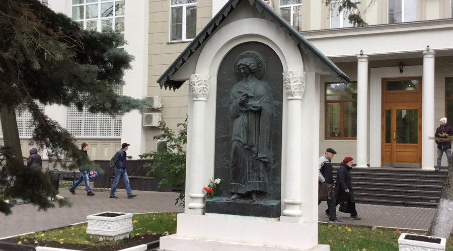 Памятник- часовенка Святому Пантелеймону.