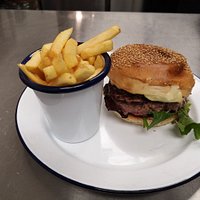 Encornets à la basquaise, hamburger au St nectaire et compotée d’oignons et linguine au saumon f