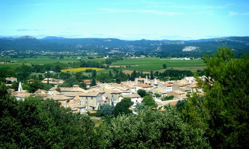 Vue de Lézan petit village médiéval aux abords du Gardon