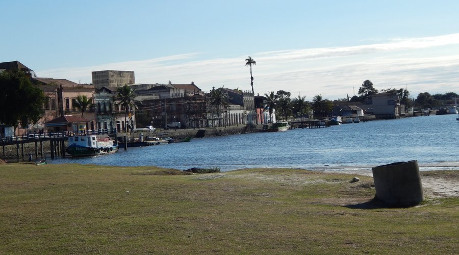 é um cais, onde faz passeio de barco e até excursão para Ilha do Mel