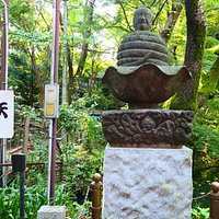 「井の頭白蛇伝説」にまつわる宇賀神像。人の頭に身体が蛇と言う少し不気味な感じの像ですが由来を知ると見方も変わります。