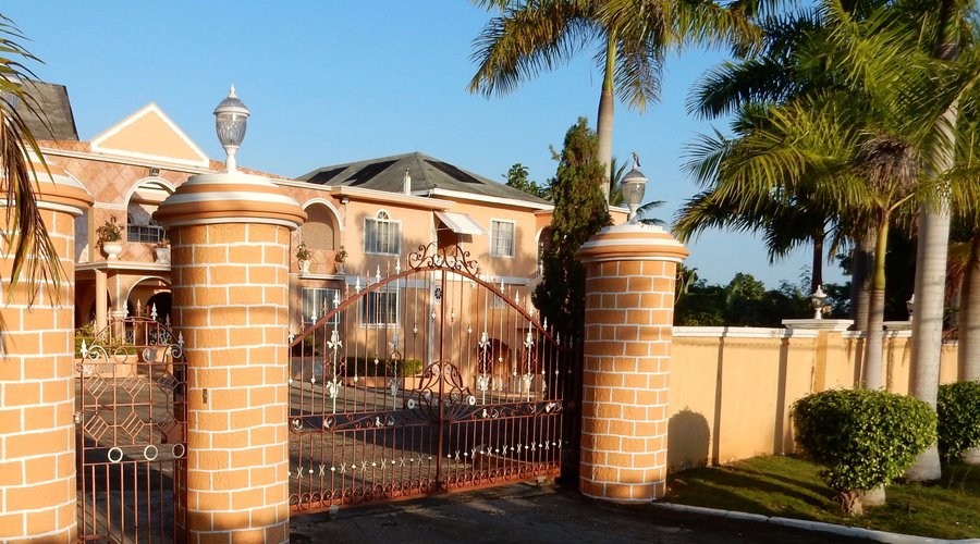 Main entrance to the safe, quiet Villa Royale B&B.