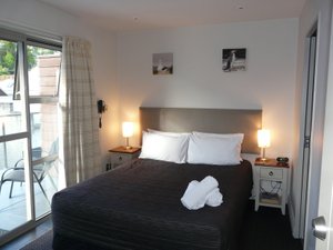 Autoline Motel in Queenstown, image may contain: Lamp, Furniture, Bed, Bedroom