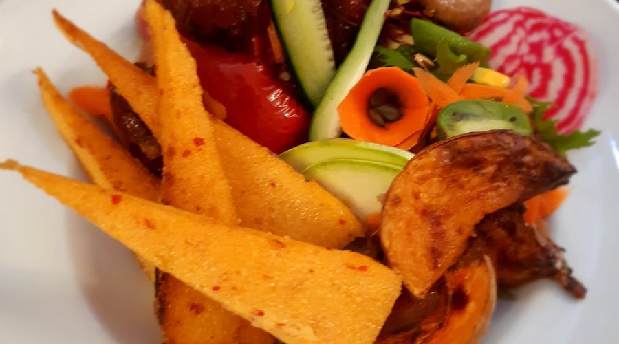Polenta harissa grillée et salade folle de legumes