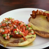Molletes con tocino. Pídelos con rajas, pollo, jamón o chorizo