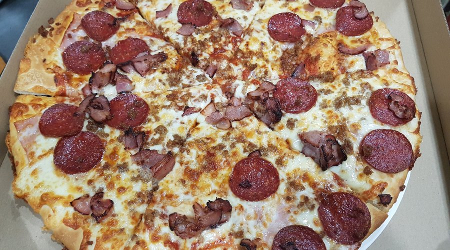 Pizza Mega Boston ( ok 35 cm) szynka, salami pepperoni, mięso wieprzowo wołowe, boczek wędzony