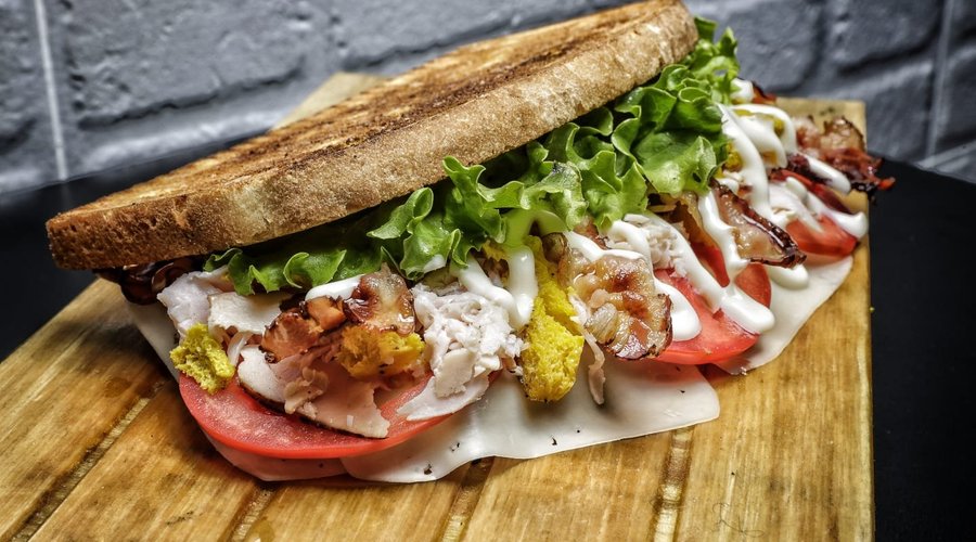 FIGHT CLUB_tacchino arrosto, bacon, uova strapazzate, fontina, pomodoro, insalata, maionese