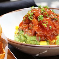 SPICY TUNA & MANGO GUAC