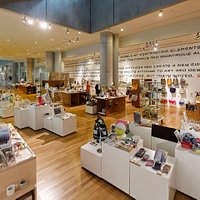 B1Fの店内の様子。東京的視点でセレクトした新しいデザインやアート作品など、幅広くご紹介しています。