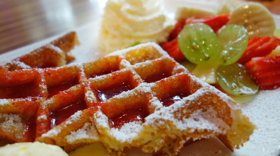 Hausgemachte, frische Erdbeerwaffel
