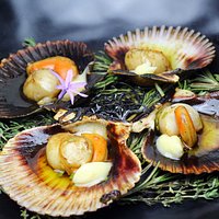 Zamburiñas con gremolata siciliana y lemon curd