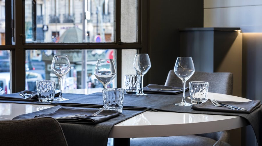 Vue de l'étage où vous pourrez dîner avec vue sur le Boulevard Saint-Germain.
Enjoy the view of Boulevard Saint Germain from our 1st floor tables