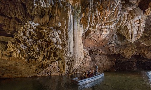 Barque proche de la Pendeloque, stalactite géante de 60 mètres de long.

Crédits : C. Gerigk / SES de Padirac