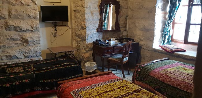 Lance de escada para chegar ao apartamento de final zero. São dois. -  Picture of Paamonim Hotel Jerusalem - Tripadvisor