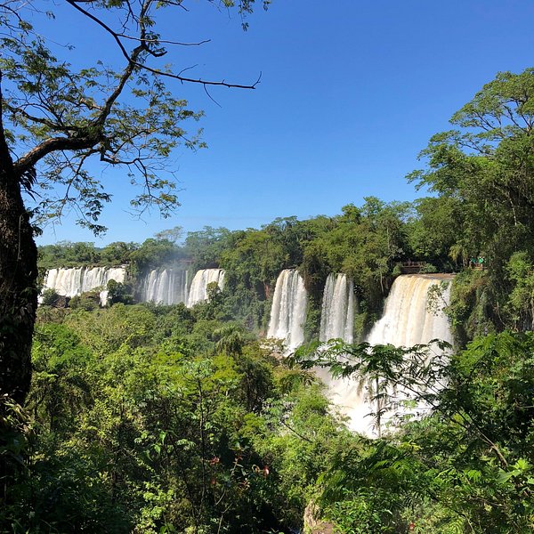 25 Einzigartige ECO LODGES: Resorts, Hütten, Baumhäuser, Kuppeln 42 Iguazu falls