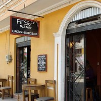 Pit Stop is located near the stop for Titicaca, the main bus line that goes to Cusco.