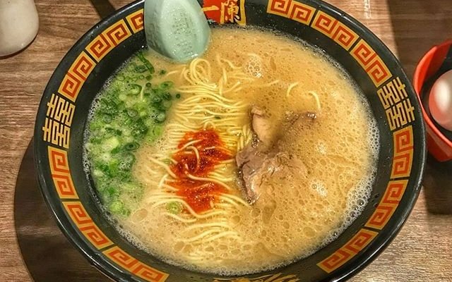 Saremo un po' banali, ma il nostro piatto preferito in assoluto è proprio il ramen! Ne abbiamo mangiati tantissimi a Tokyo e a Kyoto e ogni volta uscivamo dal ristorante con la pancia piena e calda di brodo e il sorriso sulle labbra! 😋 Questo in particolare lo abbiamo mangiato a Ichiran Ramen! ✌️🍜 Molto buono, brodo denso e saporito, si può personalizzare in tantissimi modi, perfino nella dimensione dei men!