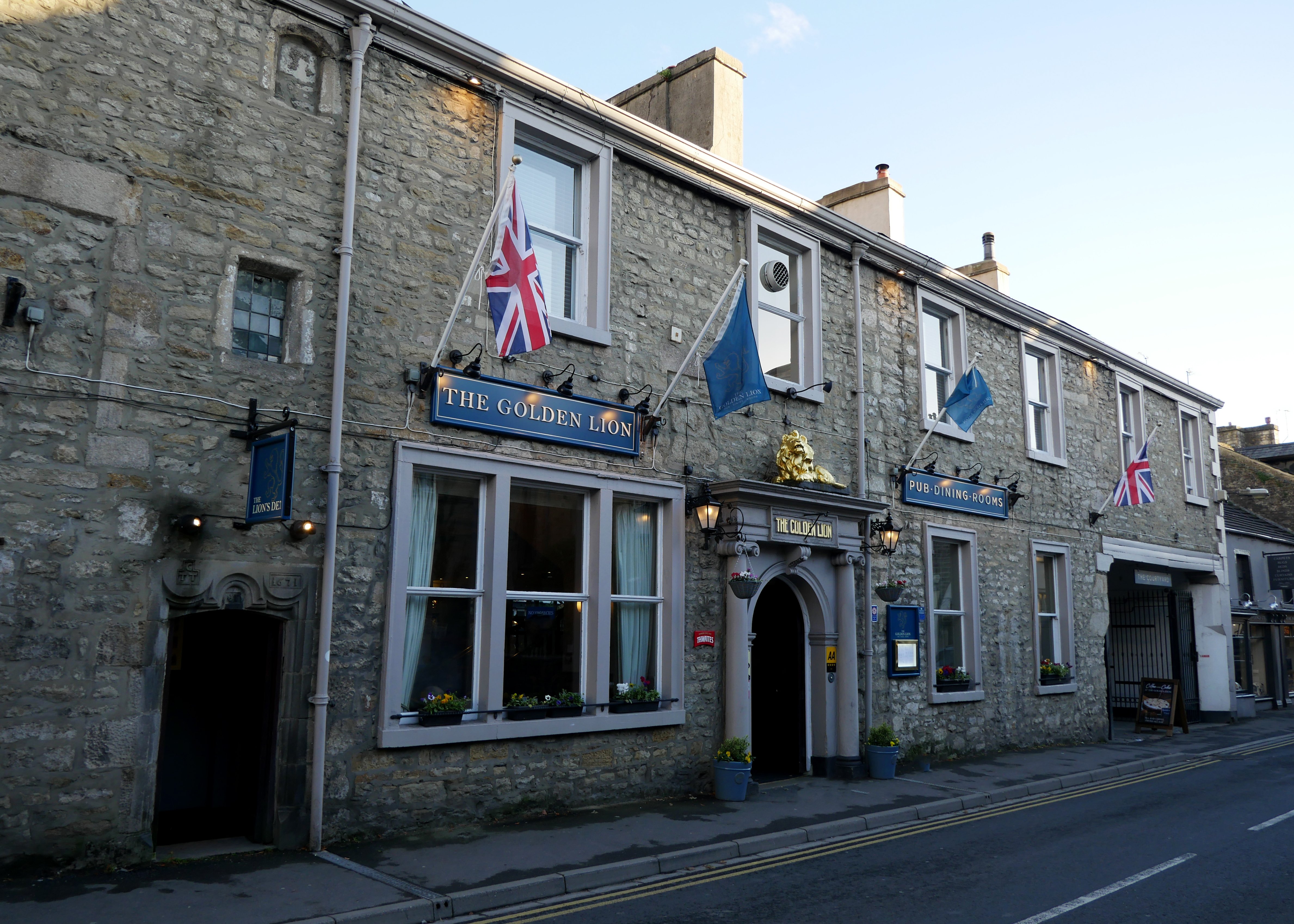 GOLDEN LION AT SETTLE North Yorkshire Hotel Reviews Photos