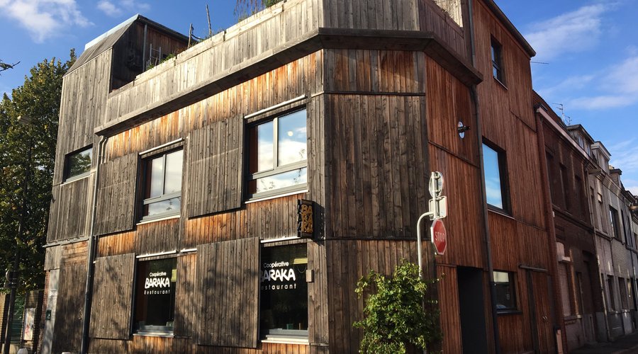 Au coin des rues du Nord et Sébastopol, un bâtiment construit en bois et en paille :-)