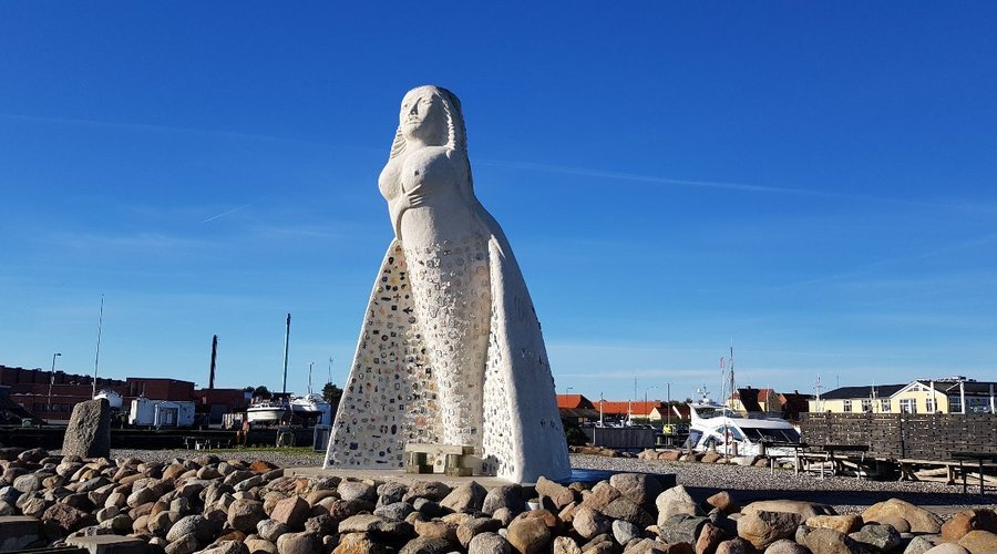 Fruen fra Havet. M eksempler på indmurede børnefigurer, der symboliserer hvad det enkelte barn synes beskytter det i det daglige.