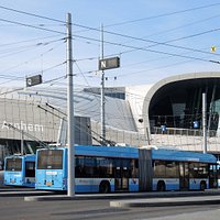 modern en de trolley bussen wachten