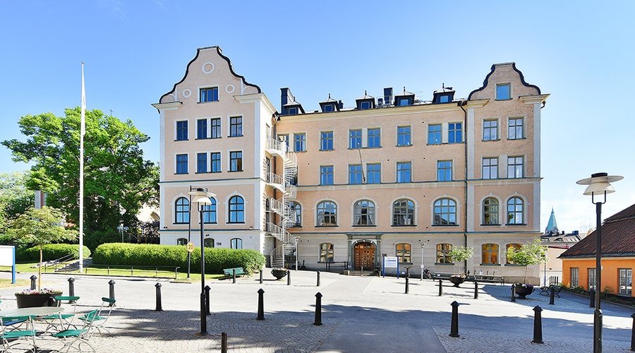 The hotel is located on top of the Erstaklippan, and is a calm oasis in the otherwise hectic whirl of Södermalm. When you pass the gate to Erstagatan 1, you are greeted by historical buildings, patios, views over Stockholm, a leafy park and much more besides.