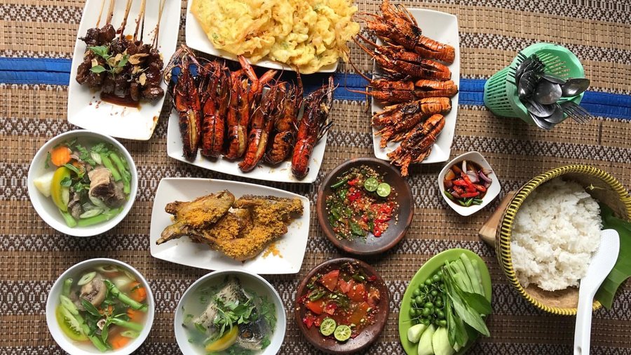 Sebagian menu di Warung kami. Sate Maranggi, Ayam Goreng Kampung, Sop Buntut, dan Lobster Bakar Madu yang merupakan salah satu jenis menu yang sulit didapatkan. Rasakan sensasi beda nya dengan pedasnya Sambel Dadak Warung Nasi DS.