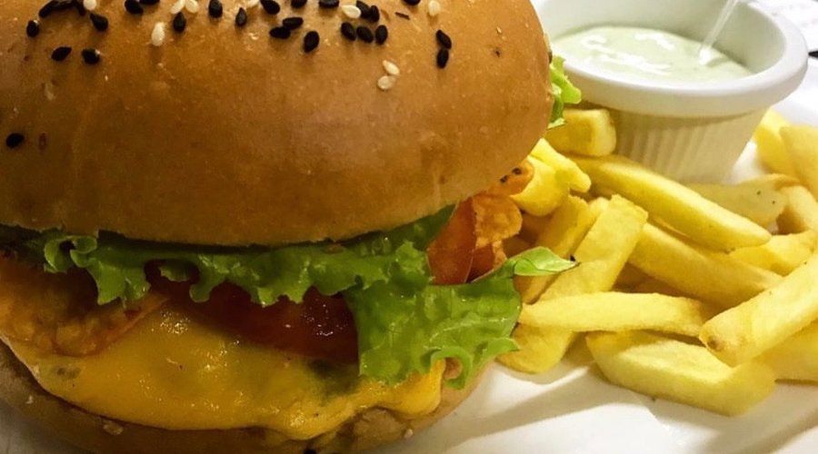 Hamburguer artesanal,batata frita e maionese caseira!