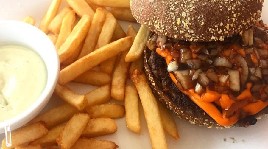 Cheedar no pão australiano,fritas e maionese caseira!