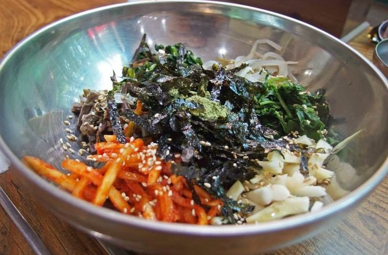 Bibimbap — a traditional Korean dish made of rice mixed with vegetables — has green tea as an added ingredient at a restaurant along the Boseong Green Tea Plantation. (Credit: Kelly Kasulis/Mic)