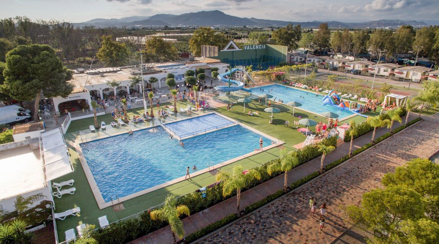 Vista zona piscinas y restauarante