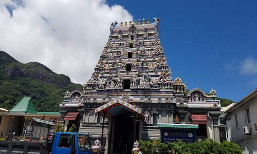 A proximité, le temple Indou.