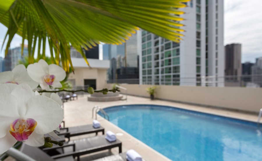 Ubicada en la terraza del Hotel tiene una vista maravillosa de los grandes edificios de la ciudad, ideal para un día de relax y descanso. 