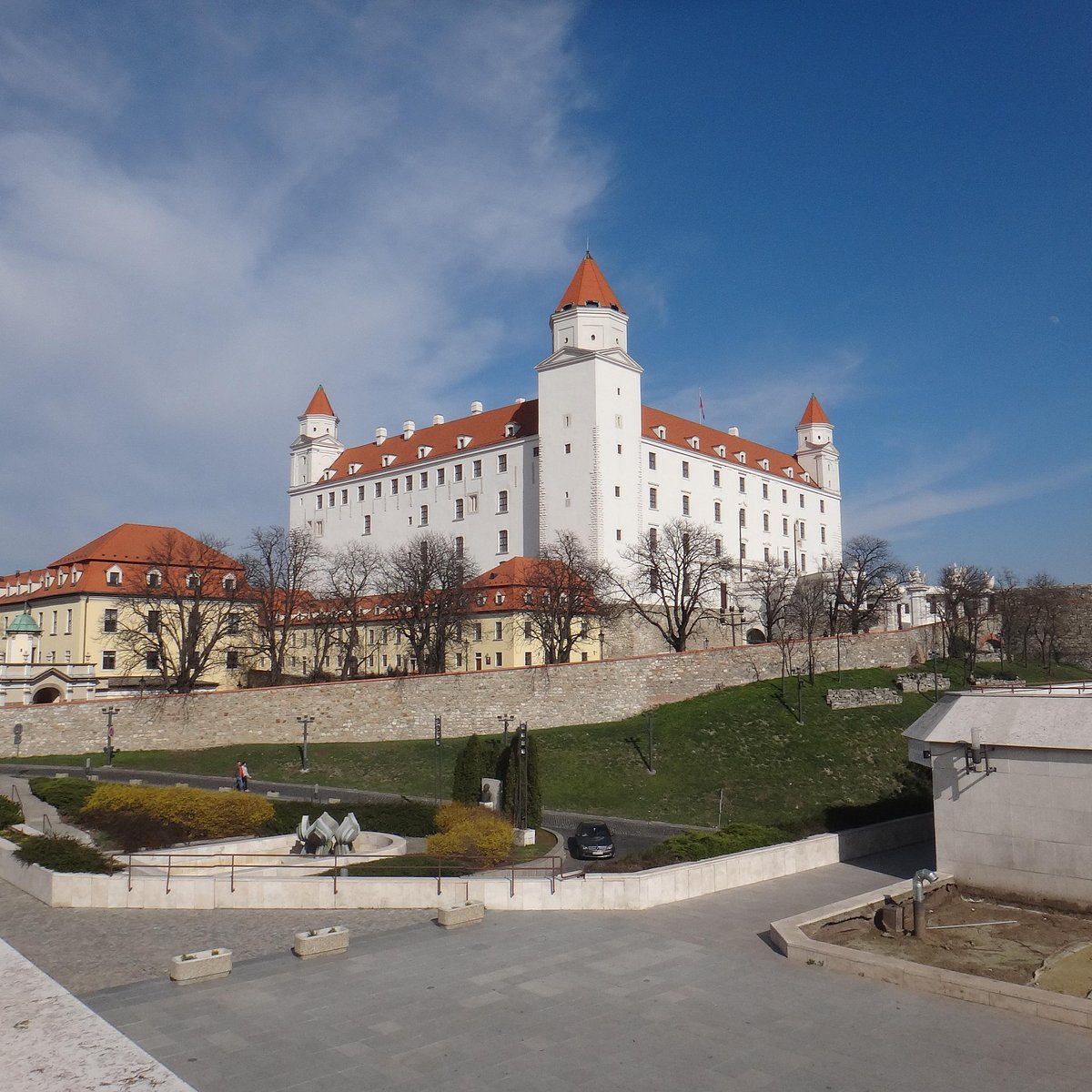 Братислава берлин. Братислава достопримечательности. Зоопарк Братиславы. Братислава сейчас. Братислава женщины.