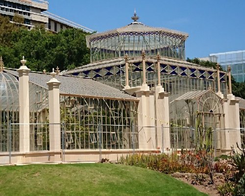 are dogs allowed in the adelaide botanic gardens