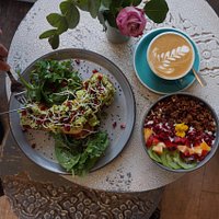 Avocado-Frühstück, Bowl & Flatwhite