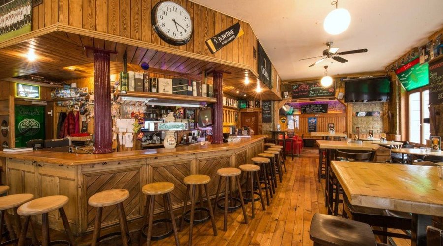 Irish Pub im Erdgeschoss. 