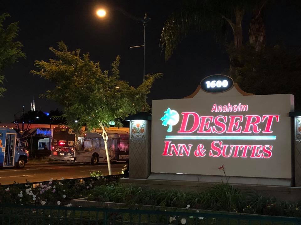 ANAHEIM DESERT INN AND SUITES Desde 4 188 California Opiniones Y   Front Of Hotel View Of 