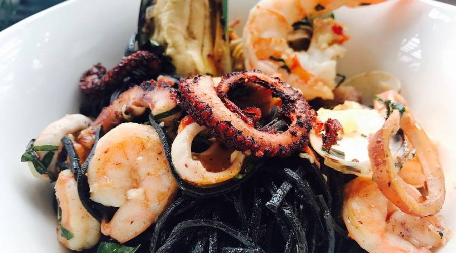 Spaguetti con mariscos pasta negra de tinta de calamar salteada con mariscos en aceite extra virgen, ajo rostizado y tomate concase. #Porto8, ubicados en Tempo, contiguo a Pricesmart, Escazú. Reservaciones: 2228-1765