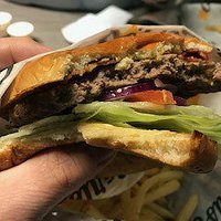 Dettte er en Mile High burger. Hvem skulle tro det.