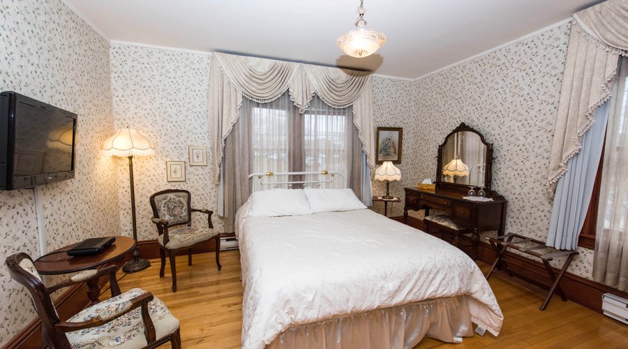 "L'Émerveille" - Queen bed, ensuite bathroom. 