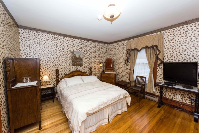 Le Griffon Bed & Breakfast Rooms: Pictures & Reviews Le Griffon Bed & Breakfast Rooms: Pictures & Reviews - Tripadvisor