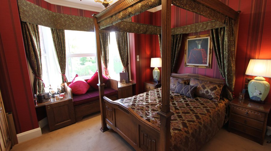 Oak four-poster room.