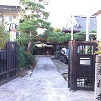 門前です