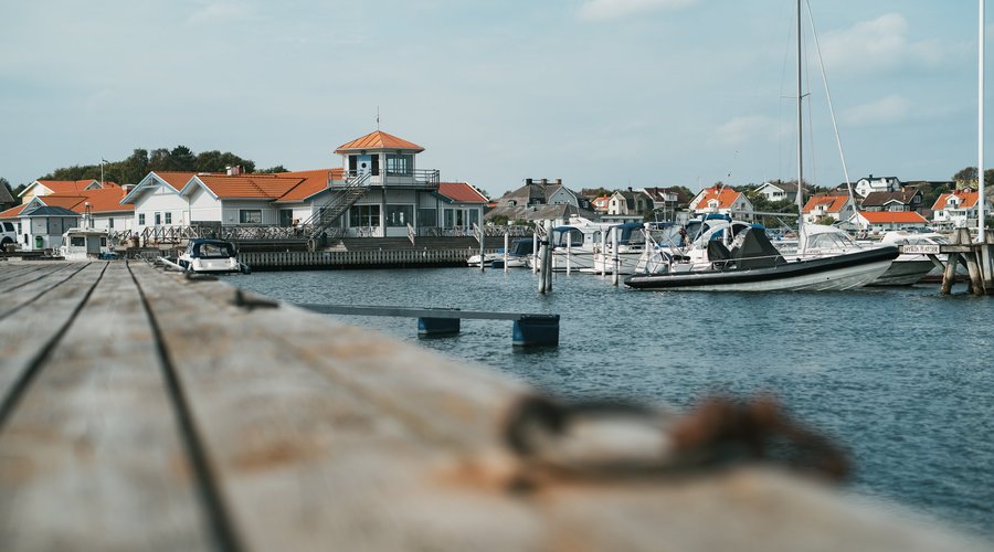 Nimbus Öckerö ligger bara 40 min från Göteborg. Här finns lunchrestaurang, café, gästhamn, bastu, vandrarhem, stugor och konferensmöjligheter.